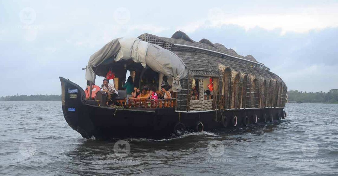 Houseboats can be hired for a day in Kumarakom for ₹15,000–25,000. Photo: Manorama