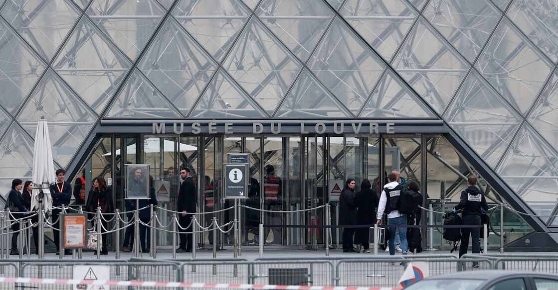 Forensic police officers arrive at the Louvre museum after the robbery. Photo: Reuters/Gonzalo Fuentes