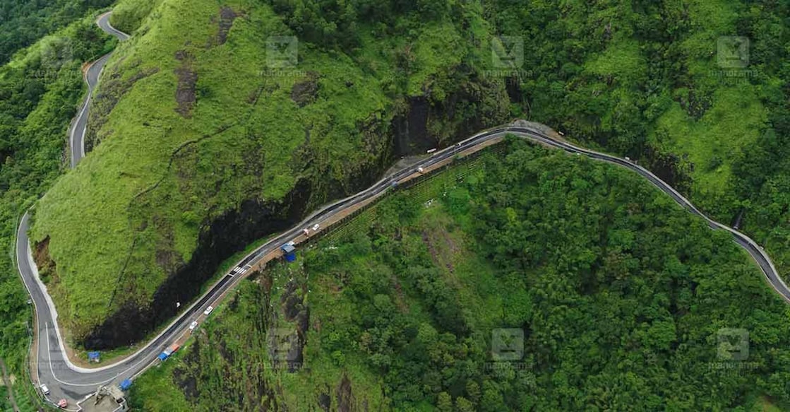 Passengers travelling in these routes complain that they lack proper visibility as the sides of the Kanjar and Moolamattam roads to Vagamon are covered in thickets. Photo: Manorama