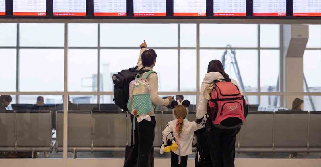 People check the flight tracker screens at the Dallas Fort Worth International Airport in Fort Worth, Texas, U.S., January 23, 2026. Photo: REUTERS/Alyssa Pointer