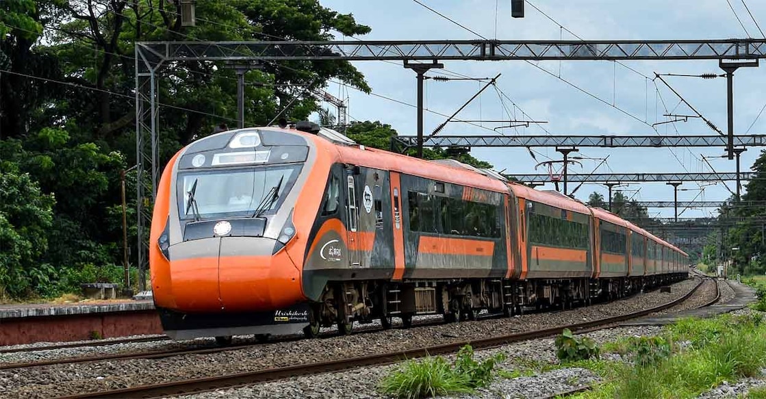 The Bengaluru–Ernakulam Vande Bharat Express with 16 coaches. Photo: X/ DRM Thiruvananthapuram
