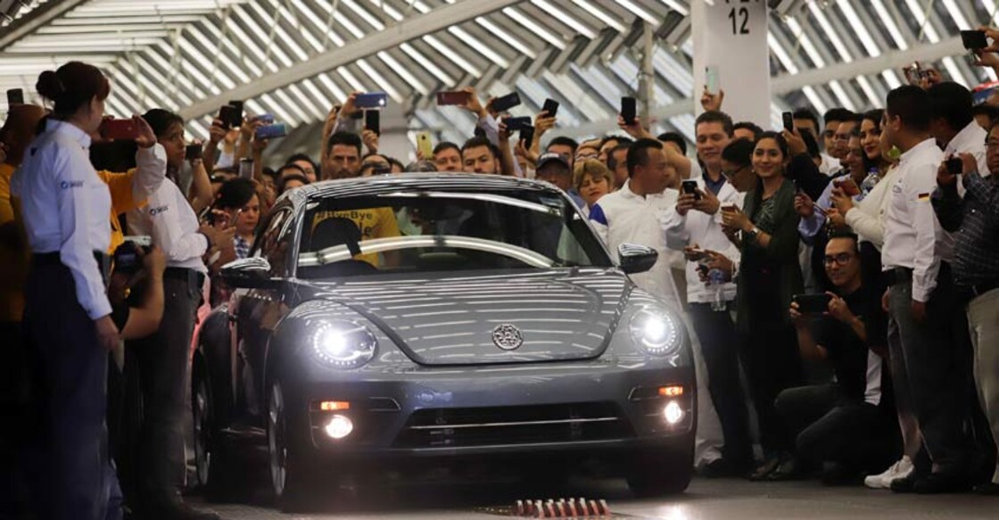 Last Volkswagen Beetle drives into the sunset