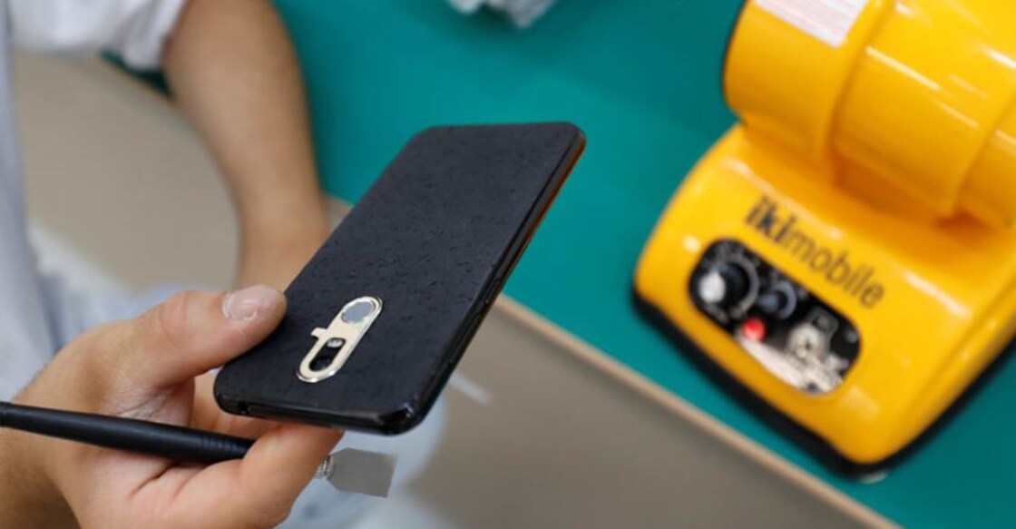 Portuguese tech firm uncorks a smartphone made using cork