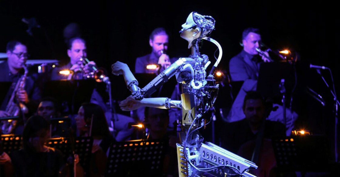 Music by numbers? Robot conducts human orchestra Music by numbers? Robot conducts human orchestra