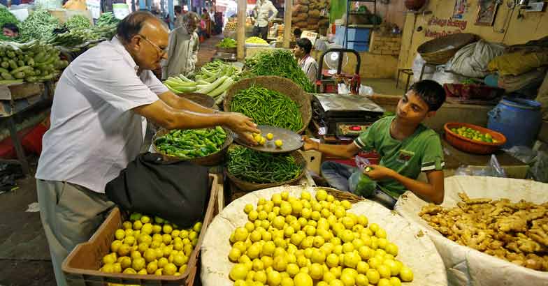 INDIA-ECONOMY-INFLATION, Vegetable seller