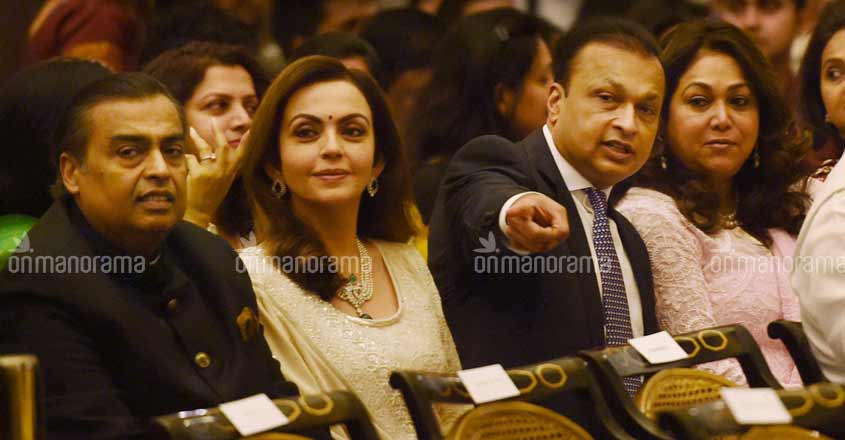 Mukesh, Nita help Anil Ambani pay Rs 550cr debt, save him from jail Mukesh, Nita help Anil Ambani pay Rs 550cr debt, save him from jail