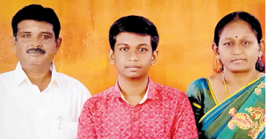 RR Kavinesh with his sparents