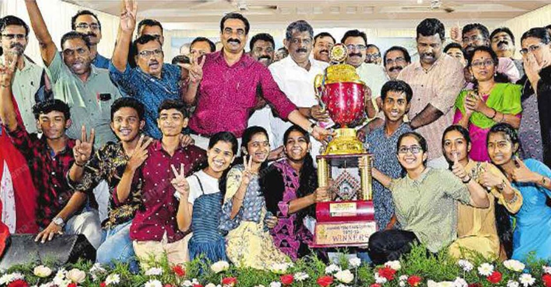 Transport Minister Antony Raju handing over the trophy to Palakkad district team | Photo: Manorama