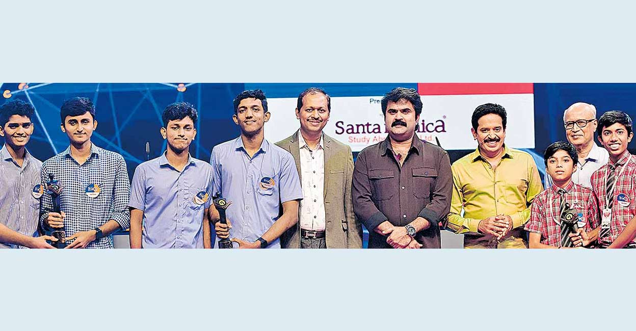 (From Left) Winners K Sayanth, K Krishnajith, Sreenath Sudeesh, Navaneeth Krishna, Aditya Krishna, Karthik Arun with Denny Thomas Vattakunnel, Anoop Menon,  Gopinath Muthukad and Mathews Varghese : Manorama Online