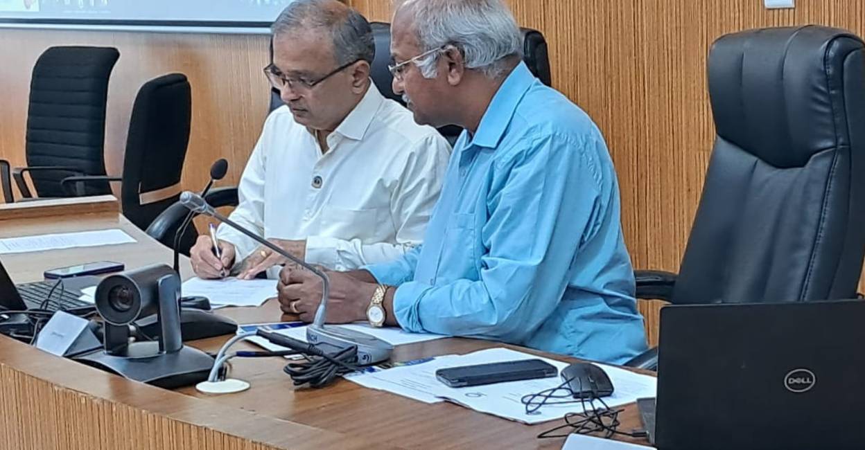 Prof. Prasad Krishna, Director NIT Calicut and Dr. S. Unnikrishnan Nair, Director, IIST Thiruvananthapuram sign MoU. Photo: Special arrangement