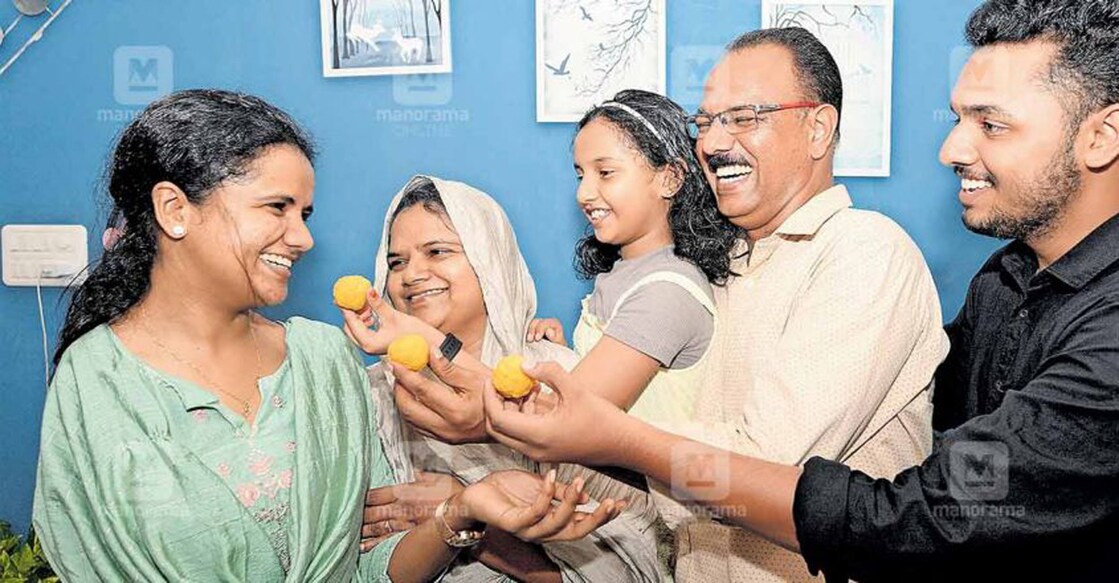 B S Akhila celebrating with her family. Photo: Manorama Online