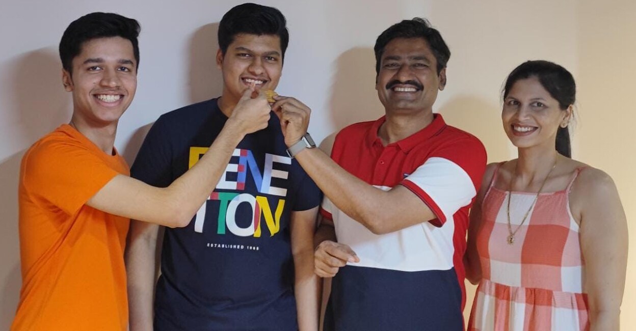 Prakhar Jain with his family members. Photo: Special arrangement