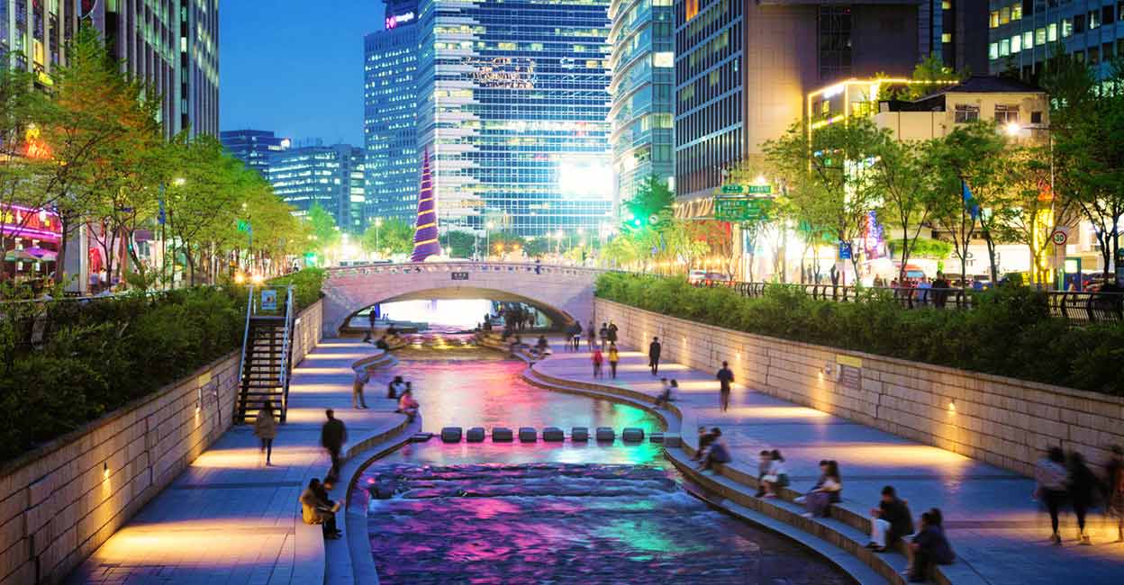 south-korea-add Seoul Cheonggyechon stream park and bridge in South Korea. Photo: iStock/ NicolasMcComber