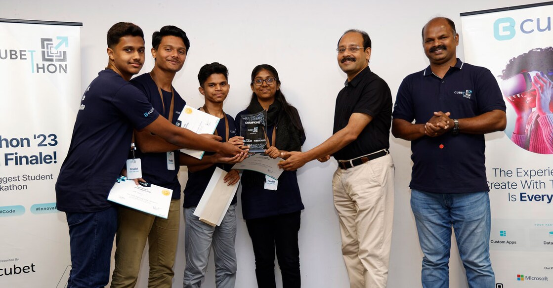 The champion team from Govt. Model Engineering College receives the cash prize and certificates from Mr Sushanth Kurunthil, CEO of Infopark and Lovegin John, CEO Cubet. 