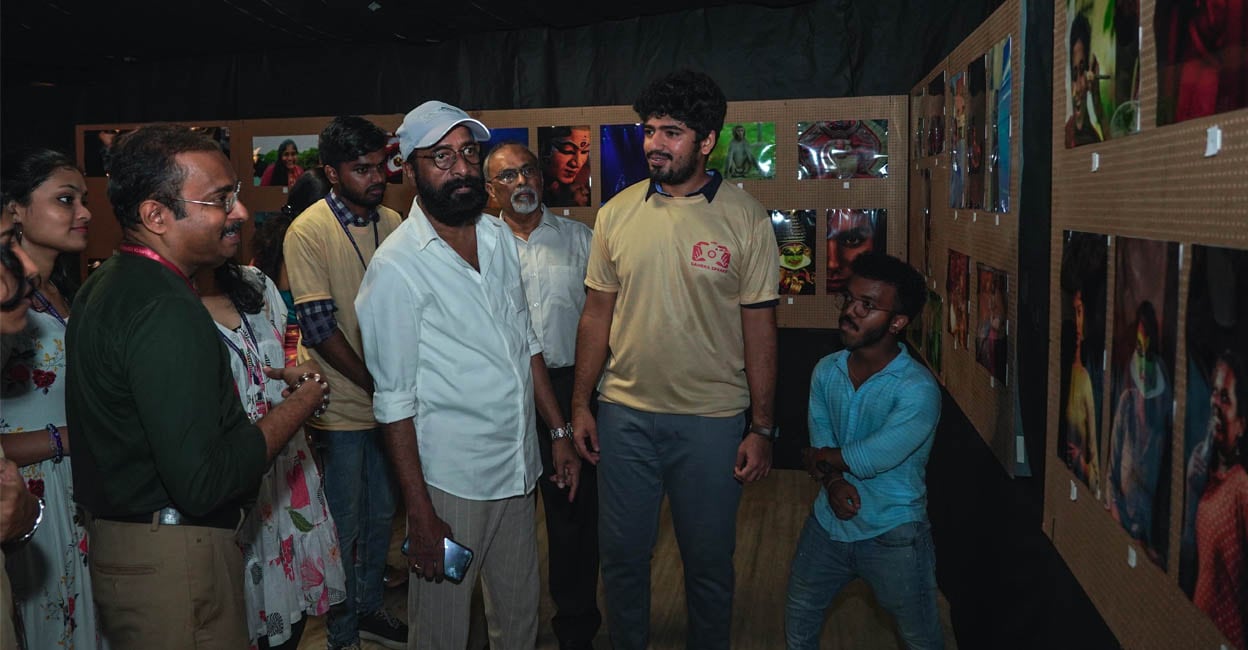 camera-speaks-add-2 Actor Harisree Ashokan at the student's photography exhibition. Photo: Aravind P R, Amrita Vishwa Vidyapeetham, Kochi Campus