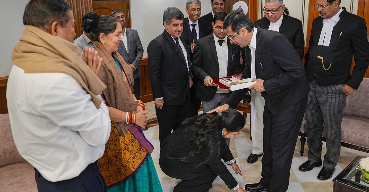 Pragya Pragya seeks blessings from Chief Justice of India DY Chandrachud, as other judegs and her parents look on. Photo: PTI/Shahbaz Khan