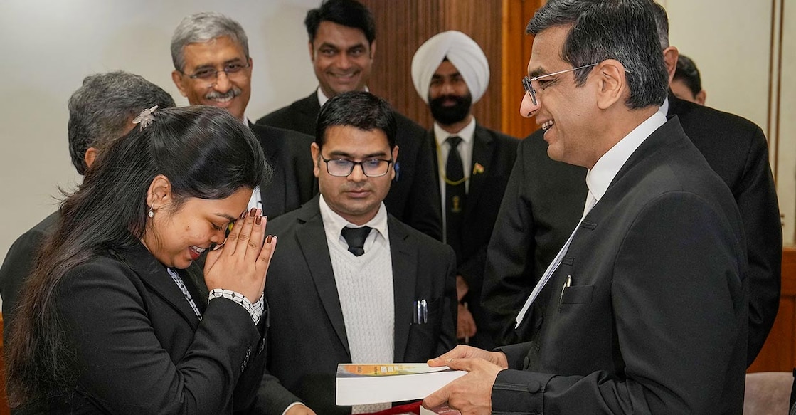 From cook's daughter to top us university student: How India's Chief Justice helped fulfil a law student's dream Chief Justice of India DY Chandrachud felicitates Pragya, whose father Ajay Kumar Samal works as a cook in Supreme Court, after she got a scholarship to study masters in law in two different universities in the US, at the Supreme Court of India in New Delhi, Wednesday. Photo: PTI/Shahbaz Khan