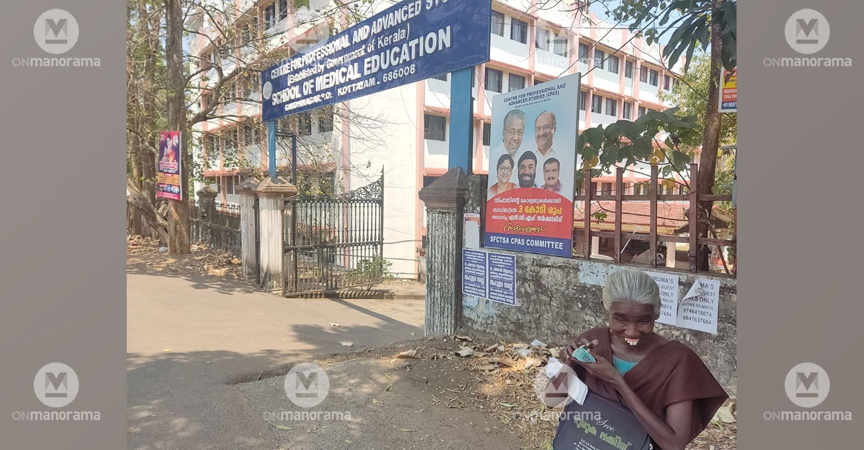 rosemary-blind-lottery-seller-sme Rosemary sells lottery tickets outside the School of Medical Education at Gandhinagar in Kottayam. Photo: Onmanorama