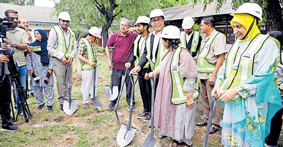 'Nadakkavu model' eExpands to Kashmir: Faizal and Shabana Foundation's new venture Members of the Faizal and Shabana Foundation participate in activities as part of their initiative to transform the Government Girls Higher Secondary School in Kothi Bagh, Srinagar, to the 'Nadakkavu Model'. Photo: Manorama