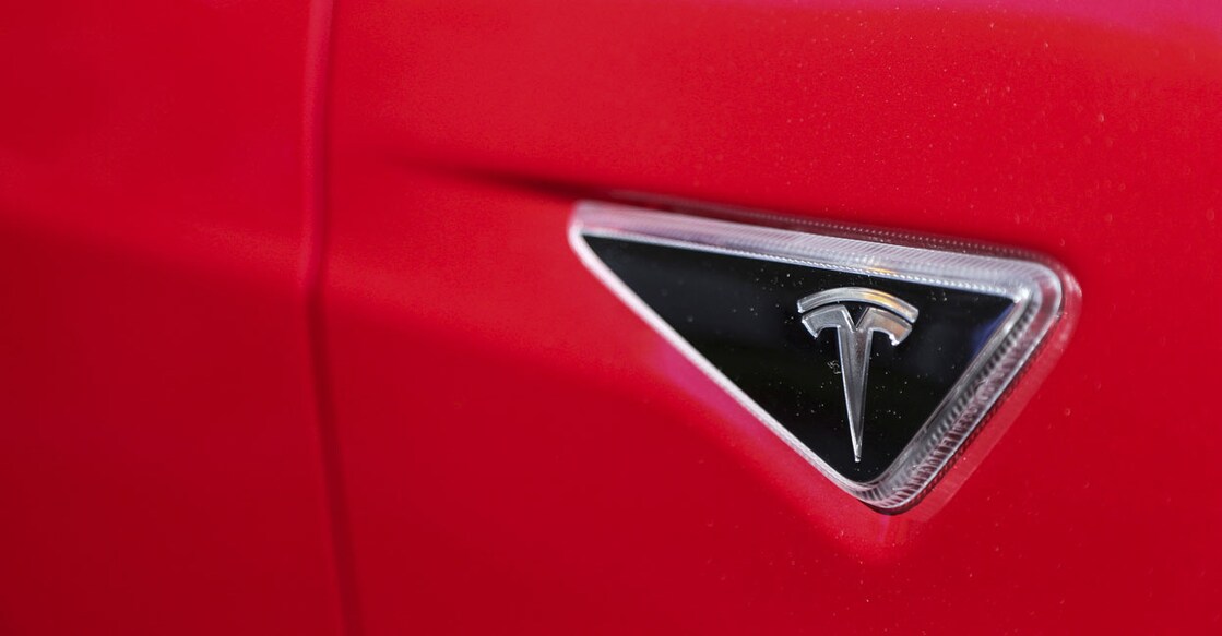 The Tesla logo is seen on a Tesla Model S P85D outside the company's headquarters in Palo Alto, California April 30, 2015. File Photo: REUTERS/Elijah Nouvelage