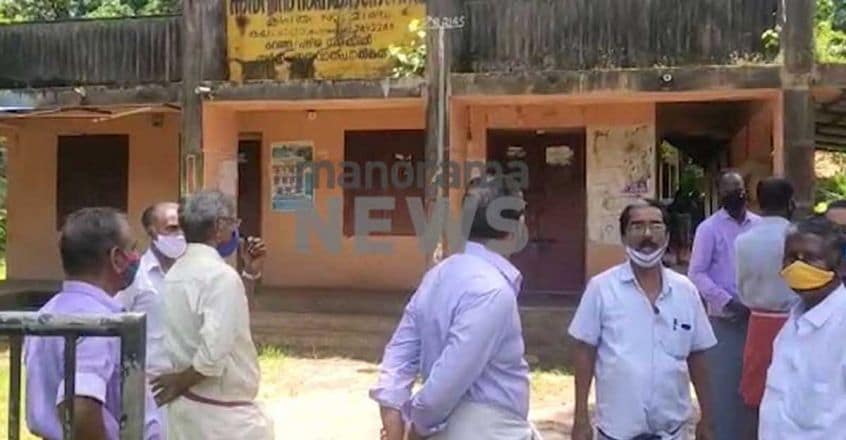 Robbery at Alappuzha bank during Onam break; 4.5kg gold, 4 lakh missing Robbery at Alappuzha bank during Onam break; 4.5kg gold, 4 lakh missing