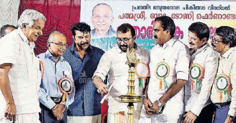 Mammootty, Oommen Chandy laud famed Aluva eye doctor