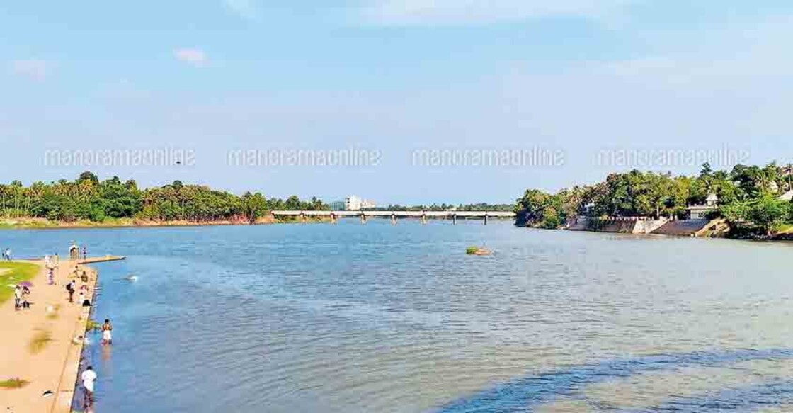 Periyar water level goes up after downpour in eastern hills 