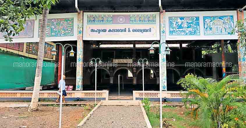 Kochi's active libraries include one in a defunct waiting shed Kochi's active libraries include one in a defunct waiting shed