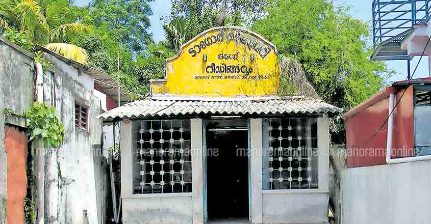 Kochi's active libraries include one in a defunct waiting shed Kochi's active libraries include one in a defunct waiting shed