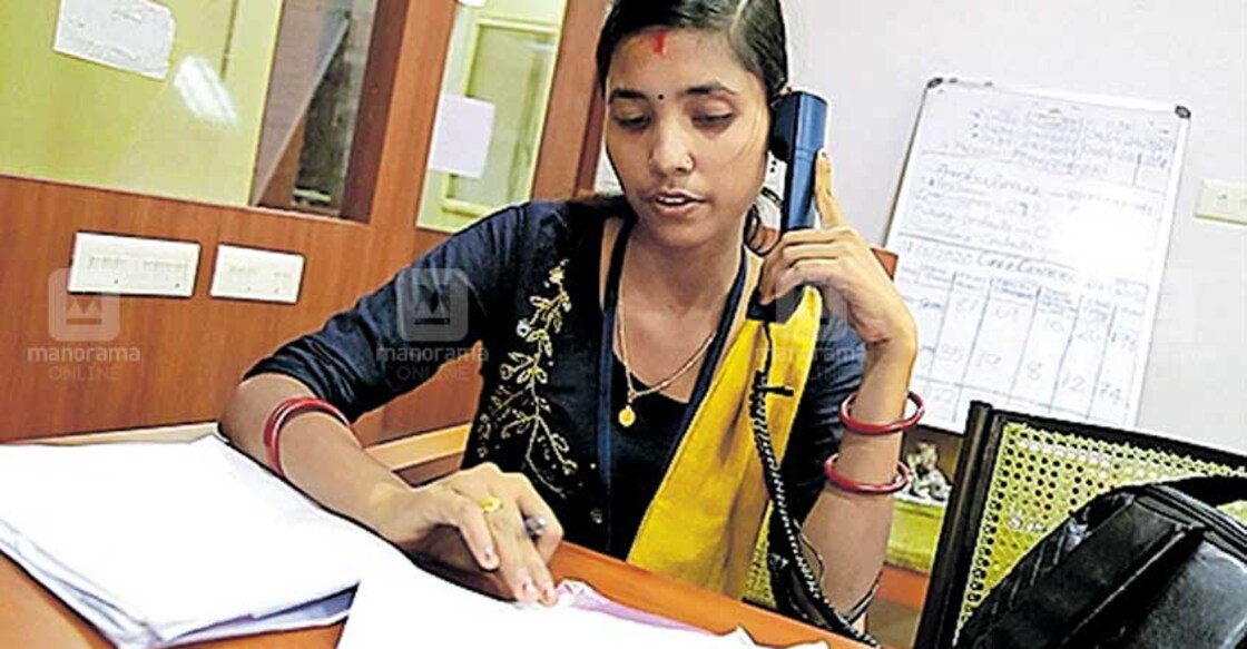 Bengali or Assamese: This woman answers migrant workers' queries in their own language