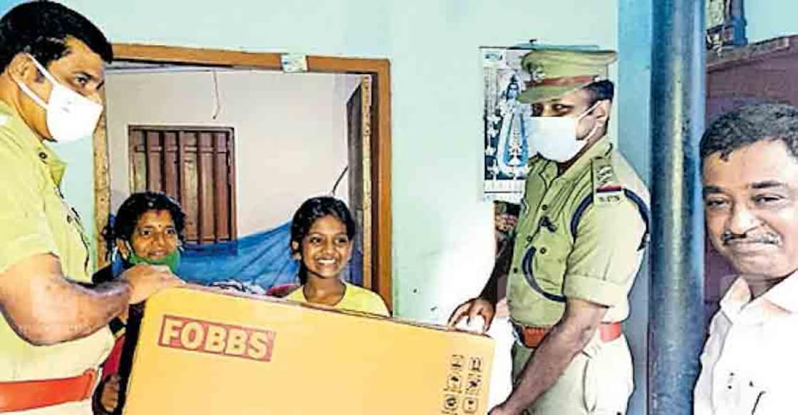 Schoolgirl donates piggy bank to CM’s Fund; gets TV as gift from police