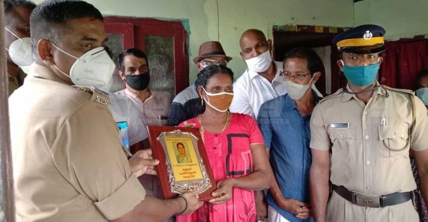 Kumbalangi woman keeps Rs 100 in food packet, wins praises Kumbalangi woman keeps Rs 100 in food packet, wins praises