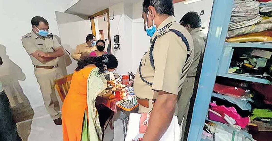 Canny thief steals 23 sovereign gold, keeps fake in place