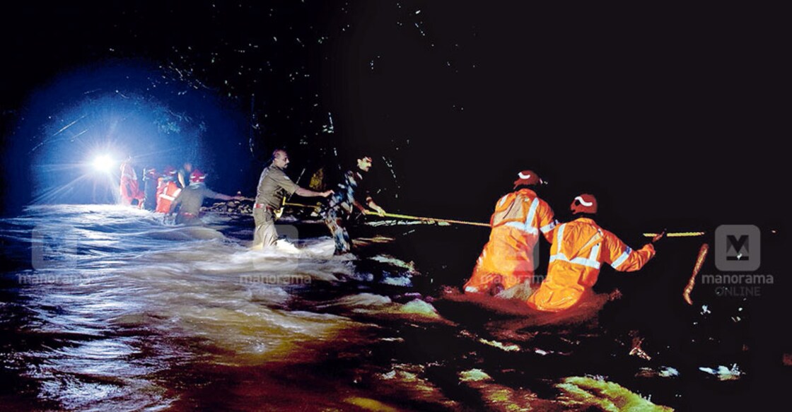 Firemen rescue Thunderbolt commandos trapped in forest