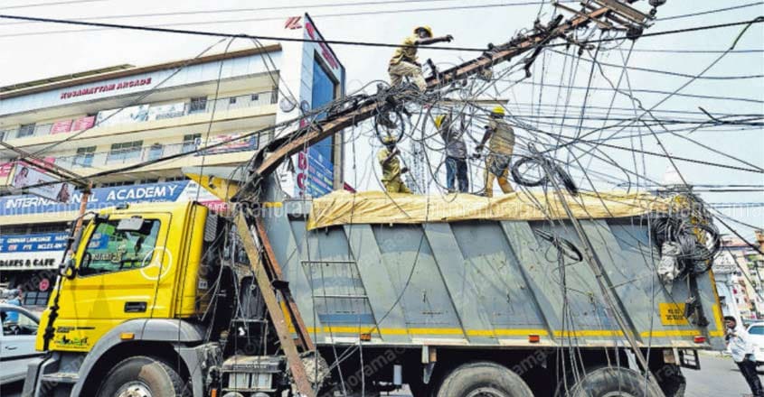 Lorry uproots electric pole, lucky escape for bike riders Lorry uproots electric pole, lucky escape for bike riders