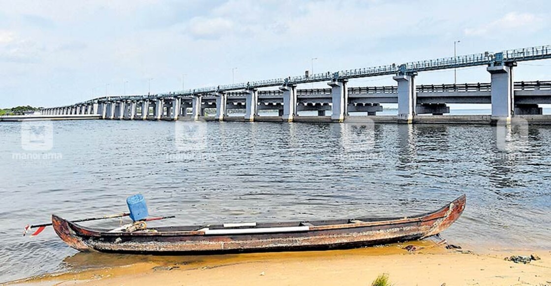 Kumarakom fishers expect better catch as Thanneermukkom bund opens