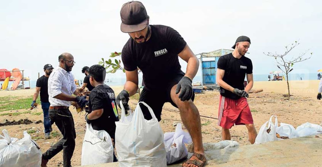 2 foreign tourists clear 150 kg garbage from Kozhikode beach