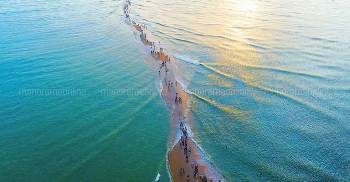 Ponnani locals throng sandbar for a change Ponnani locals throng sandbar for a change