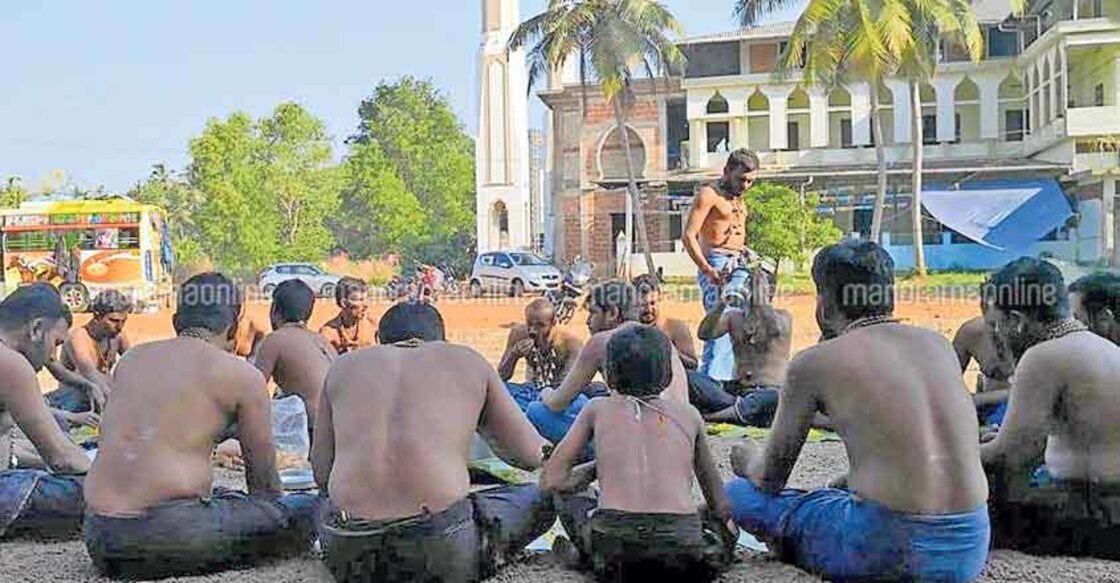Sabarimala pilgrims take a break in mosque precincts