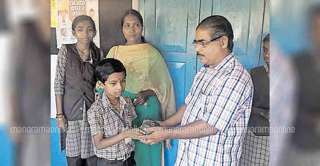 Siblings donate piggy bank savings for flood relief 