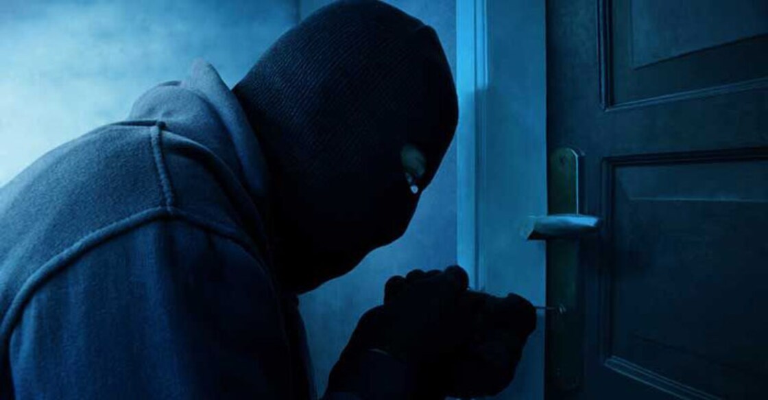 Daring thief cooks, bathes in eatery; flees with cash