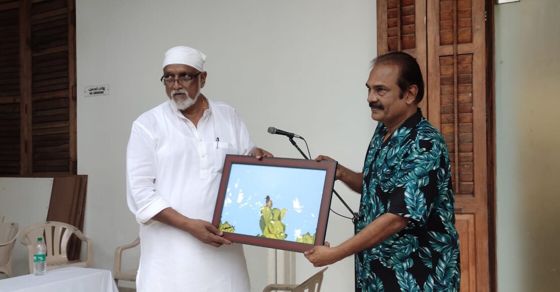Mammootty’s bulbul photo Art critic M Ramachandran who represented Ullattil Achu during the auction, and actor V K Sreeraman with the photograph clicked by Mammootty at Durbar Hall art gallery in Kochi. Photo: Special arrangement.