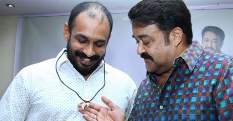 Mohanlal hands over auctioned Pulimurugan chain