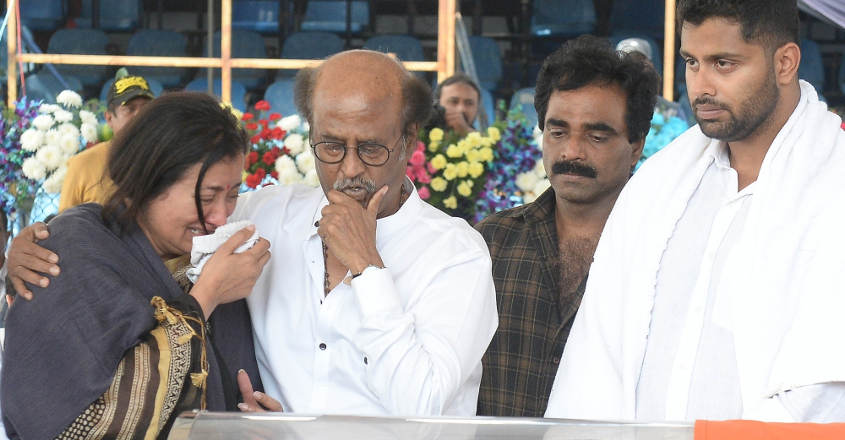 Film stars pay emotional tributes to Ambareesh Film stars pay emotional tributes to Ambareesh