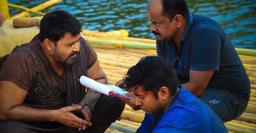 Mohanlal's Ithikkara Pakki in Nivin Pauly starrer wows fans Mohanlal joined the sets of Kayamkulam Kochunni to film his portions before the shooting of his own much hyped Odiyan resumes.