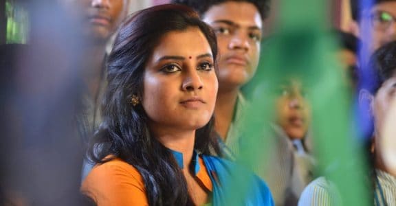 Actor Roshna reveals the truth behind Priya's Adaar Love row Actor Roshna reveals the truth behind Priya's Adaar Love row