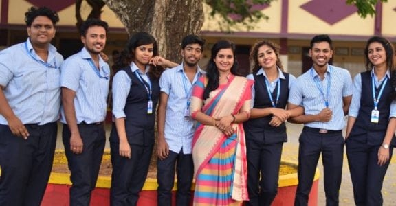 Actor Roshna reveals the truth behind Priya's Adaar Love row Actor Roshna reveals the truth behind Priya's Adaar Love row