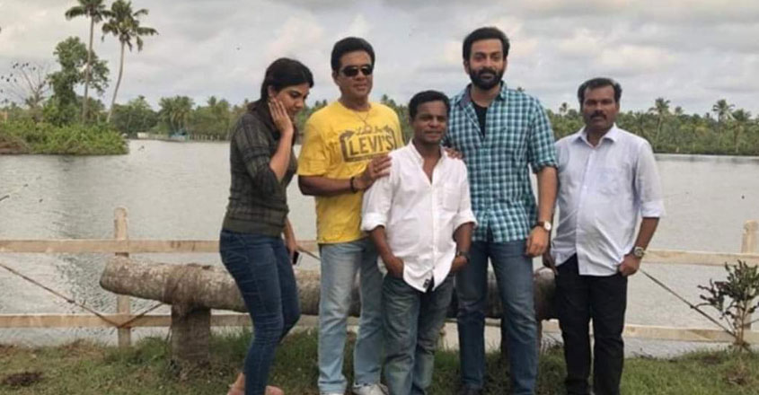 Guess who is wearing yellow shirt in this trending pic?