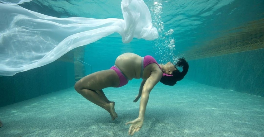 Sameera flaunts baby bump in beachwear, stuns in underwater photoshoot Sameera flaunts baby bump in beachwear, stuns in underwater photoshoot