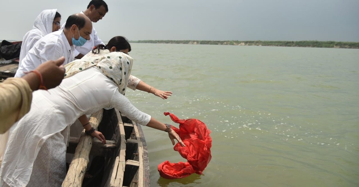 Patna: Late Bollywood actor Sushant Singh Rajput's father K.K. Singh and his two sisters, along with a 'Pandit' immerse his ashes in the Ganga river in Patna on June 18, 2020. (Photo: IANS) Patna: Late Bollywood actor Sushant Singh Rajput's father K.K. Singh and his two sisters, along with a 'Pandit' immerse his ashes in the Ganga river in Patna on June 18, 2020. (Photo: IANS)